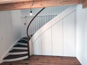 Treppe mit Unterschrank